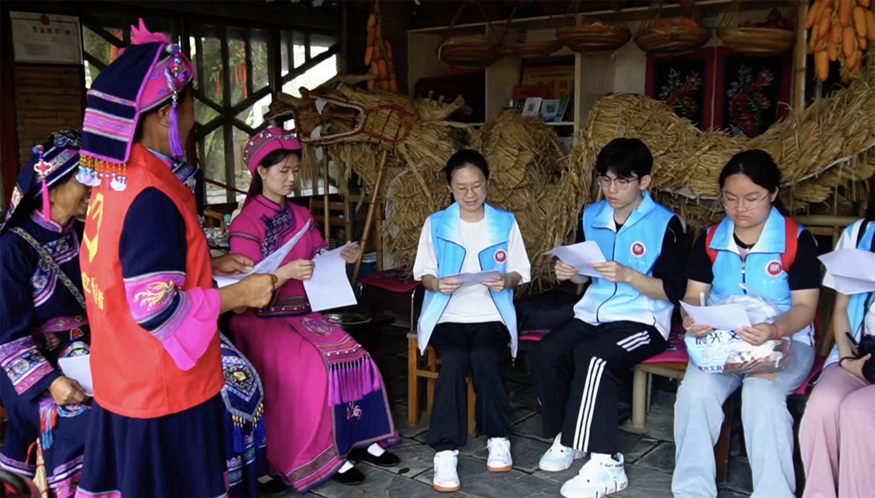 实践团在罗城开展社会实践活动。河池市融媒体中心供图