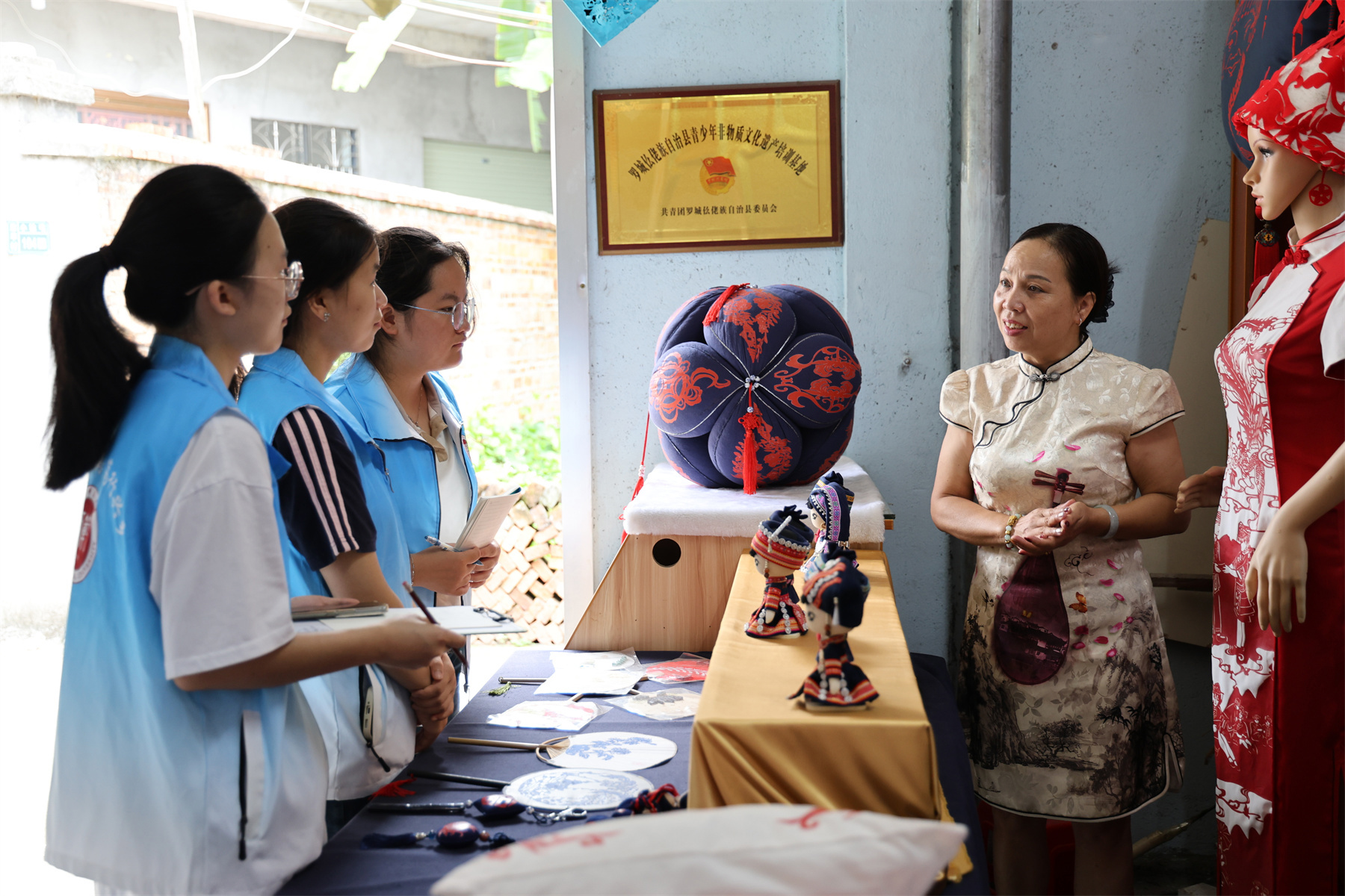 实践团在罗城开展社会实践活动。河池市融媒体中心供图