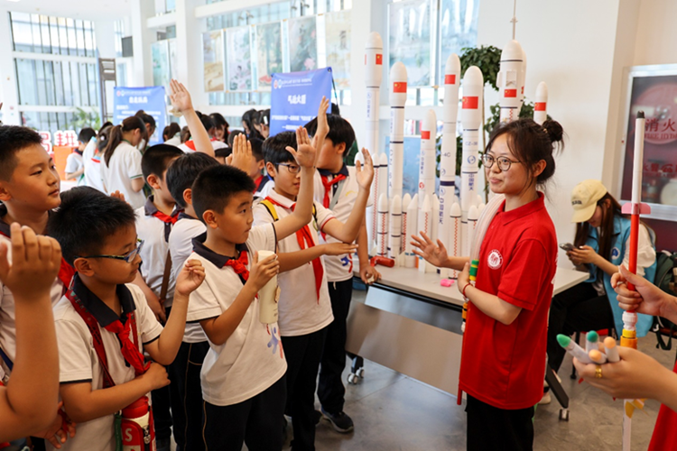 图为小学生们沉浸式感受、参与融趣味性与知识性于一体的“科学嘉年华”互动空间项目。0033990威尼斯供图
